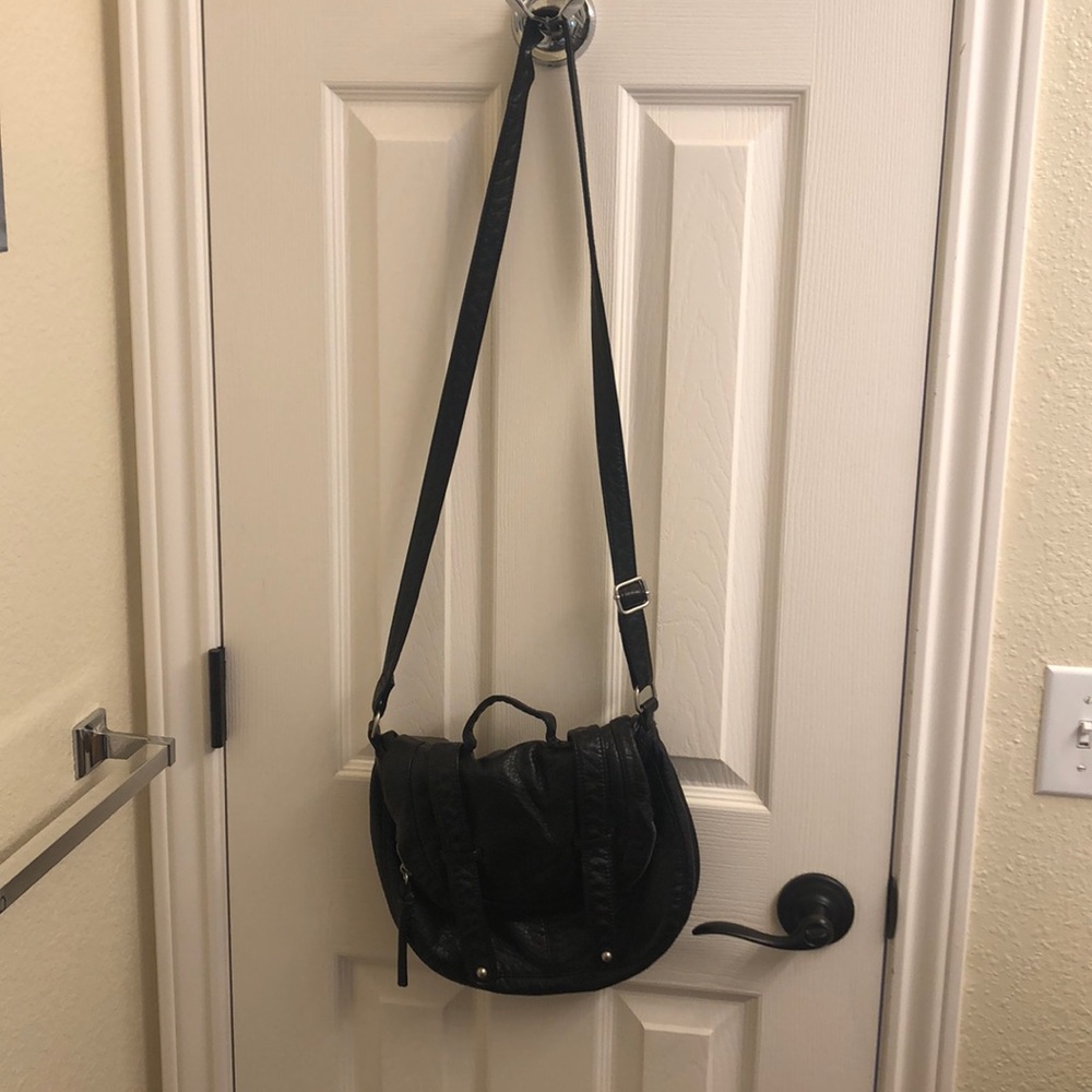 Black leather Aeropostale purse